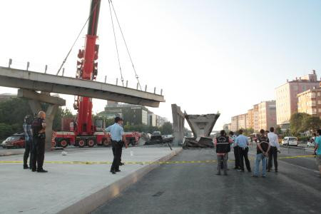 Metrobüs yolu çöktü: 1 ölü 3 yaralı