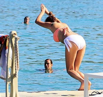 Tuğba Özerk Çeşmeyi salladı