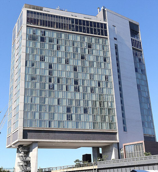 Otel tuvaletinde olanlar sokaktan görülüyor