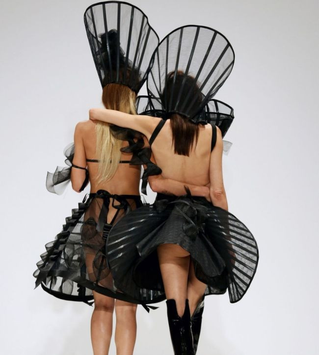 Elbisesiz defile