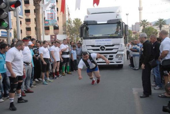 İki yiğit çıktı meydane...