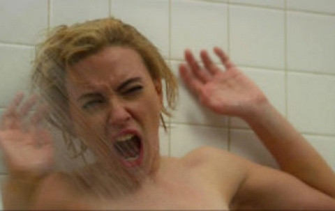 Scarlett Johansson duşa girdi