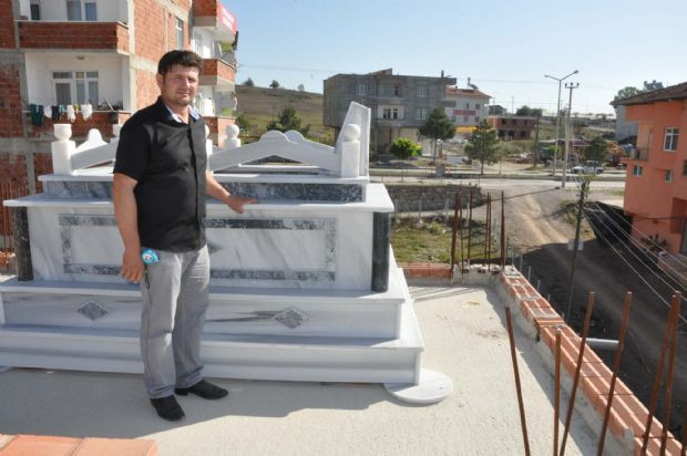 Mermer mezar reklamına türbe ziyareti !