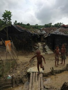 İHH Arakan mülteci kamplarına girdi