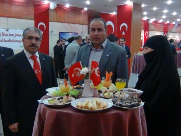 Resepsiyona çarşafıyla katıldı