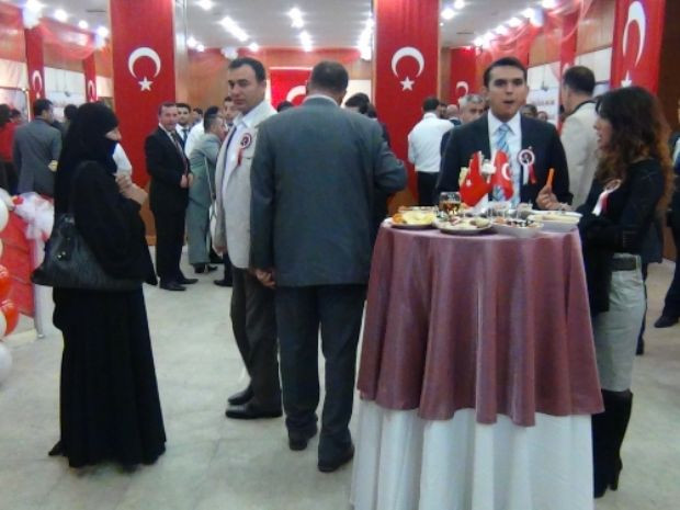 Resepsiyona çarşafıyla katıldı