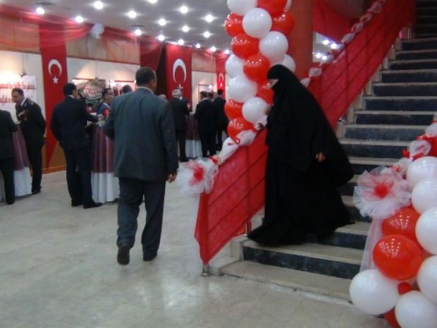 Resepsiyona çarşafıyla katıldı