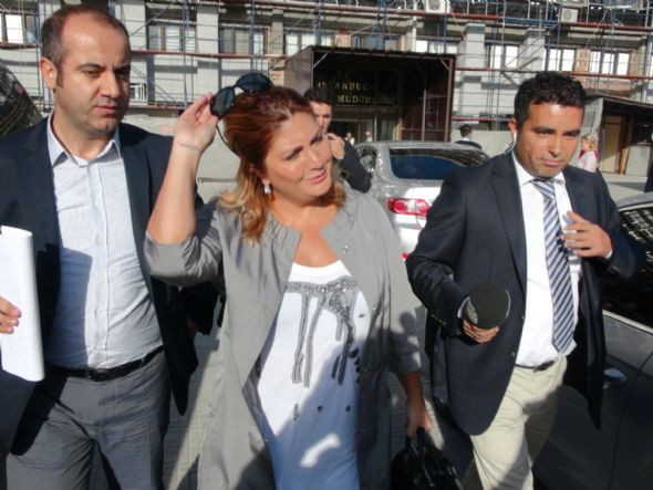 Ünlü şarkıcı emniyette!
