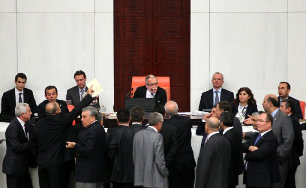 MHPli vekiller Mecliste kürsüyü işgal etti