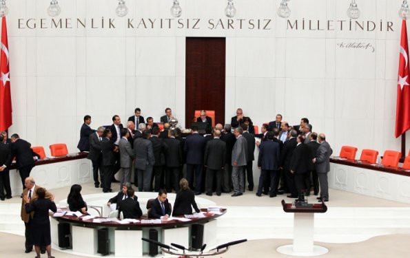 MHPli vekiller Mecliste kürsüyü işgal etti