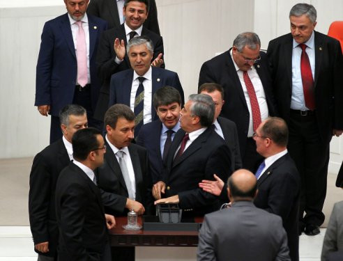 MHPli vekiller Mecliste kürsüyü işgal etti
