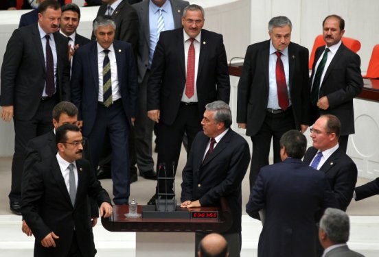 MHPli vekiller Mecliste kürsüyü işgal etti