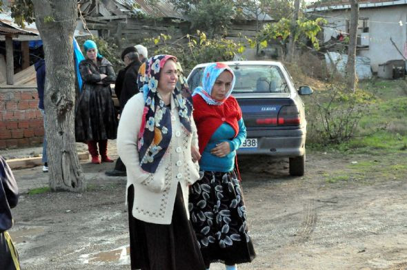 Evi terk eden eşini delik deşik etti!..