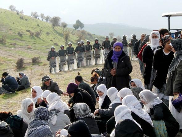 Asker öldürülen PKKlıları böyle taşıdı
