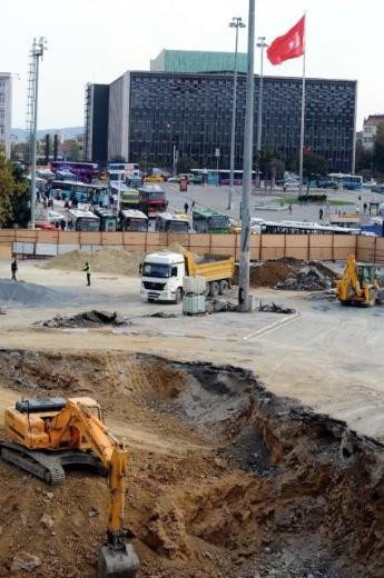 Taksimde hummalı çalışma