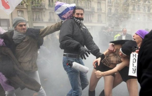 FEMEN kızları Fransada dayak yedi