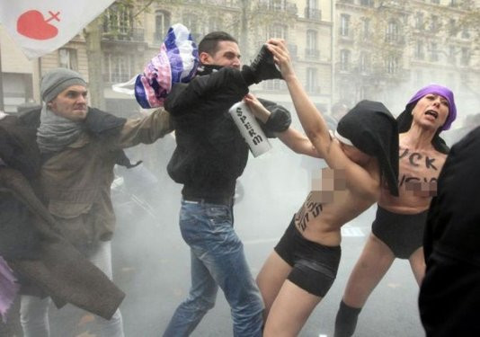FEMEN kızları Fransada dayak yedi