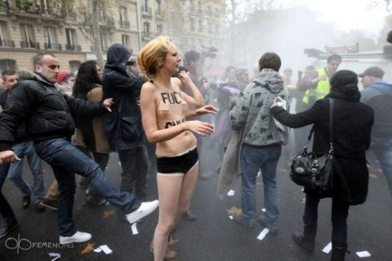 FEMEN kızları Fransada dayak yedi