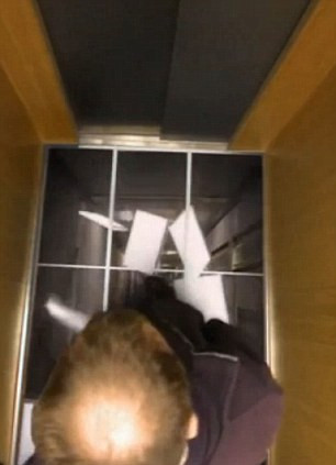 Asansörde korku dolu anlar