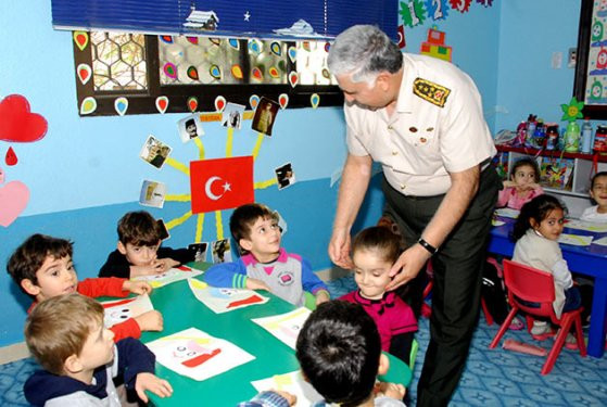 Necdet Özelden Türk okuluna ziyaret