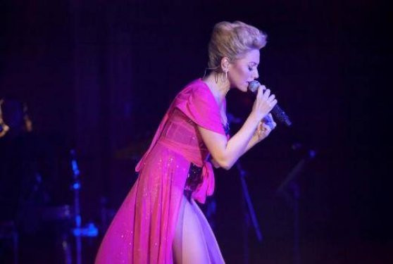 Hadise Kıbrıs konserinde coştu