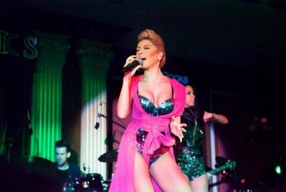 Hadise Kıbrıs konserinde coştu