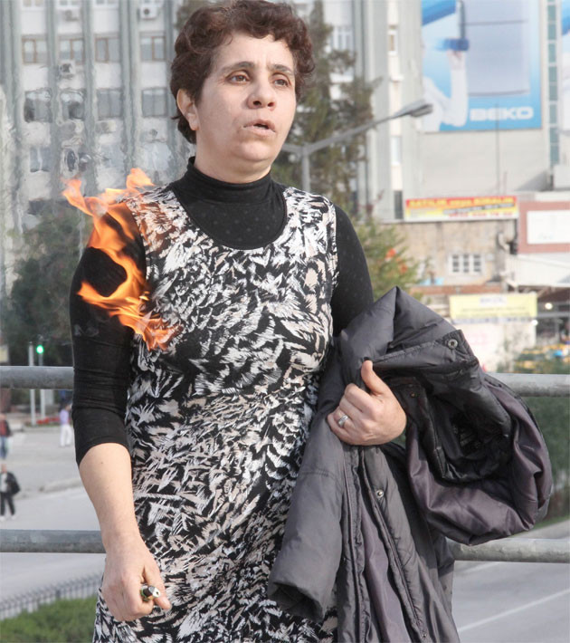 Dayaktan bıkan kadın kendini yaktı