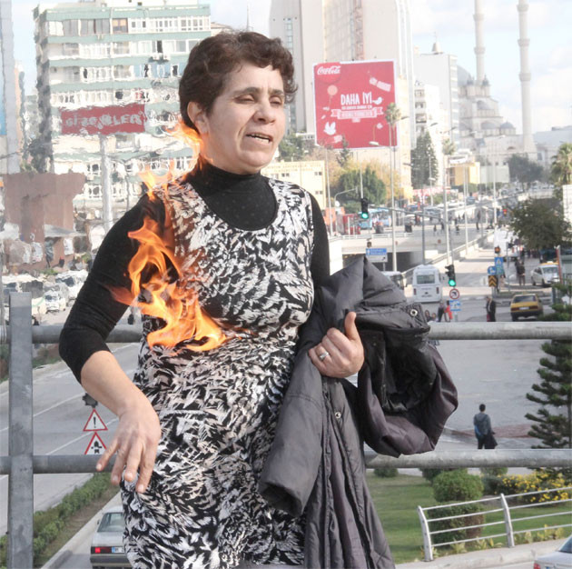Dayaktan bıkan kadın kendini yaktı
