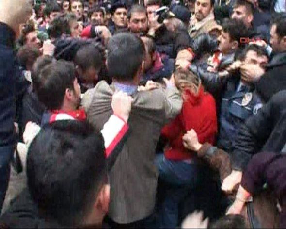 Linç edilmekten polis kurtardı, O, polisi şehit etti