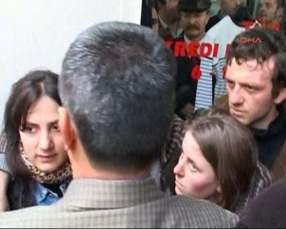 Linç edilmekten polis kurtardı, O, polisi şehit etti