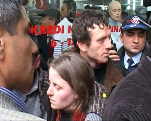 Linç edilmekten polis kurtardı, O, polisi şehit etti