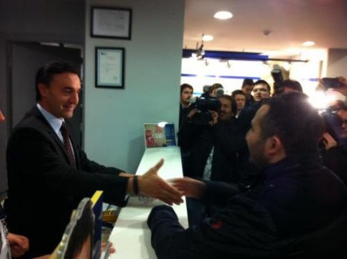 Bağdat Caddesinde iPhone 5 kuyruğu