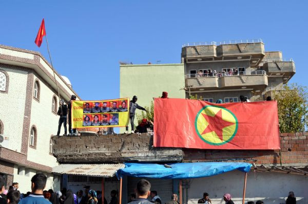 PKKlı cenazesinde ortalık savaş alanı!