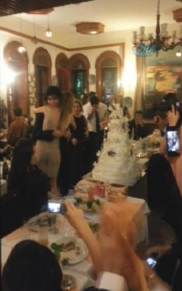 Nişan yüzükleri takıldı