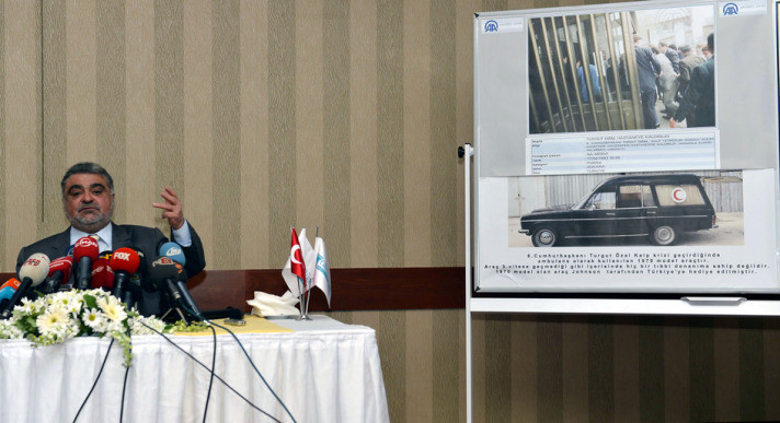 Turgut Özal yürüyerek hastaneye giriyor