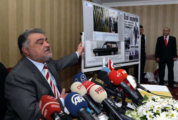 Turgut Özal yürüyerek hastaneye giriyor
