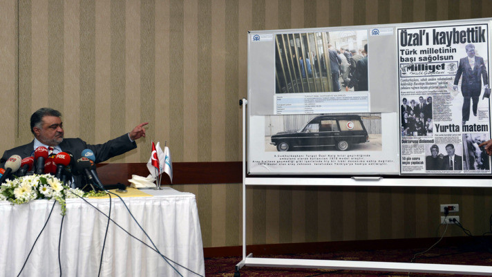 Turgut Özal yürüyerek hastaneye giriyor