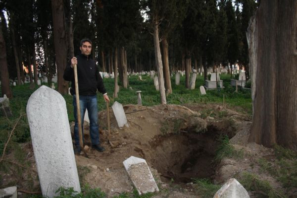 Defineciler mezarları talan etti