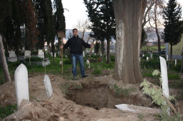 Defineciler mezarları talan etti