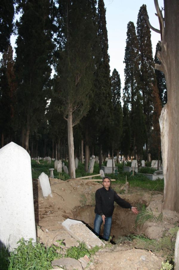 Defineciler mezarları talan etti