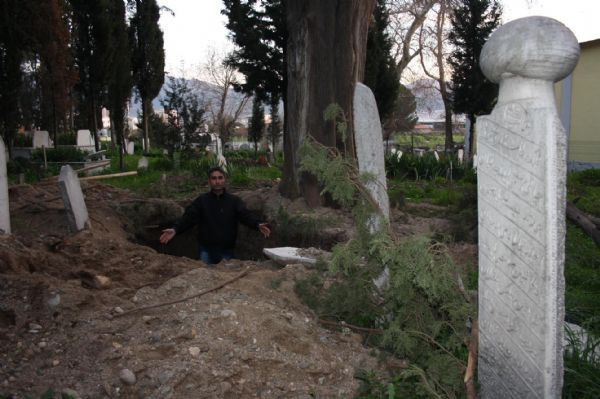 Defineciler mezarları talan etti