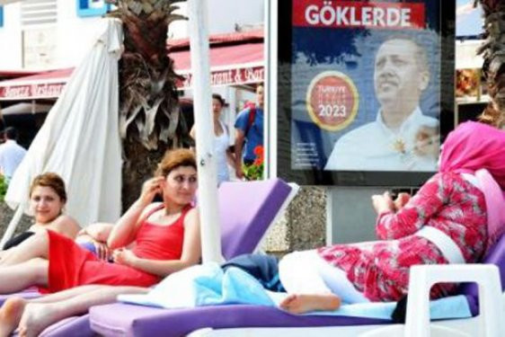 Antalya plajları turistlere kaldı