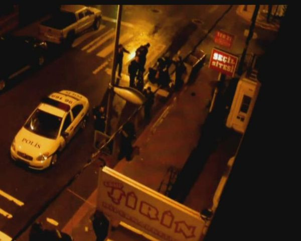 Hırsızlar polislere saldırdı!