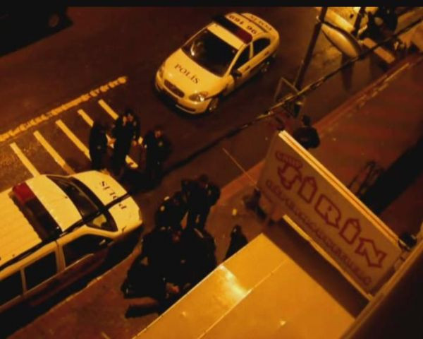 Hırsızlar polislere saldırdı!
