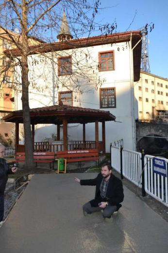 İmam protesto için kendini betona gömdü