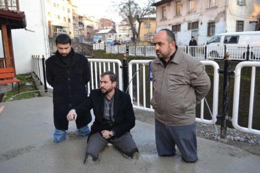 İmam protesto için kendini betona gömdü