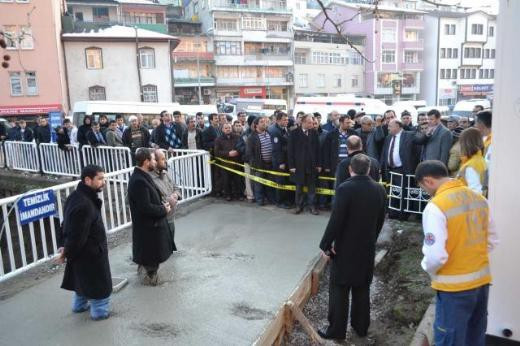 İmam protesto için kendini betona gömdü