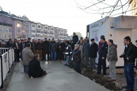 İmam protesto için kendini betona gömdü