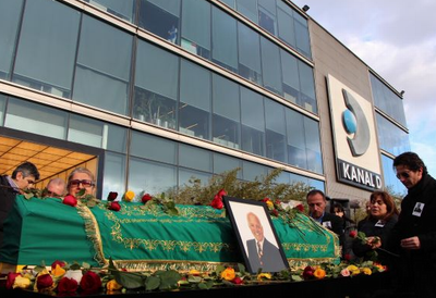 Torununun çorabı tabutun üzerinde
