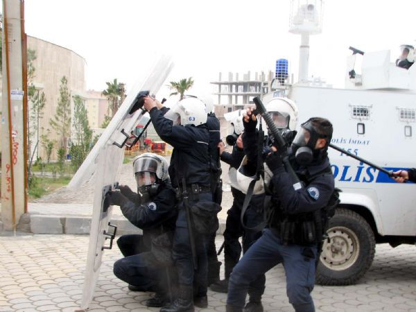 BDPli vekil Polise silah çekti !